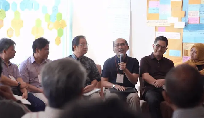 membahas arah masa depan