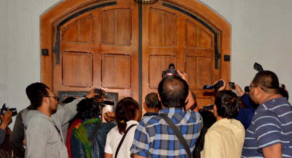 meminta pembebasan Agbaje Salami