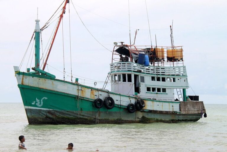 Kapal Tenggelam: Ratusan Terancam, 800 Diselamatkan