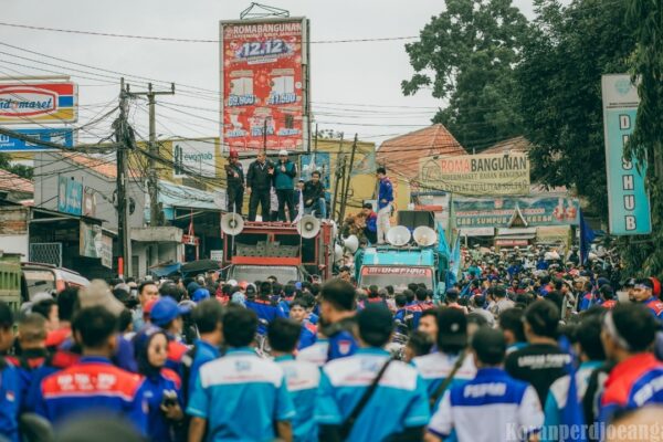 serikat pekerja mengadakan demonstrasi