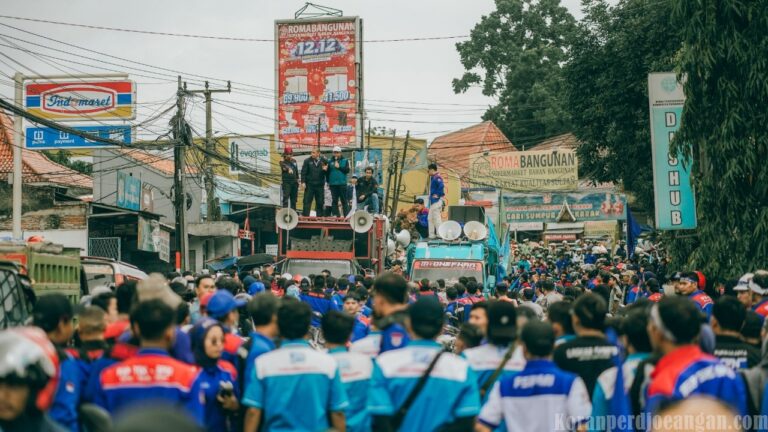 serikat pekerja mengadakan demonstrasi