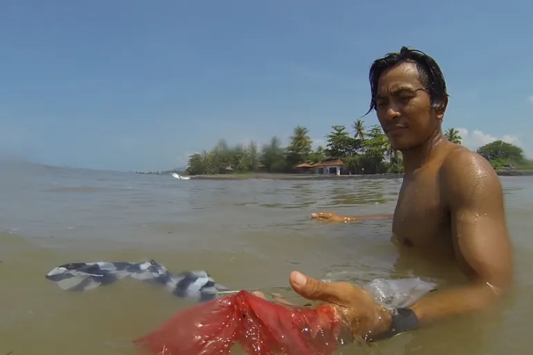 Peselancar profesional Dede Suryana