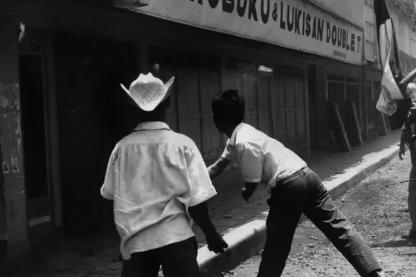 membahas pembunuhan Partai Komunis