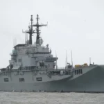 memulangkan kapal induk pertama