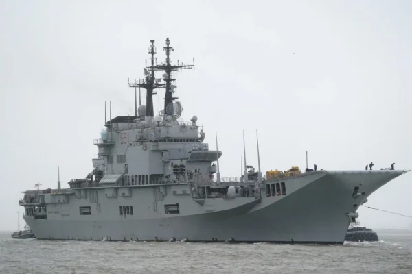 memulangkan kapal induk pertama