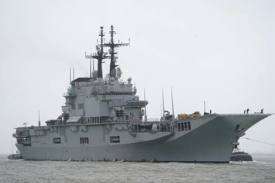 memulangkan kapal induk pertama