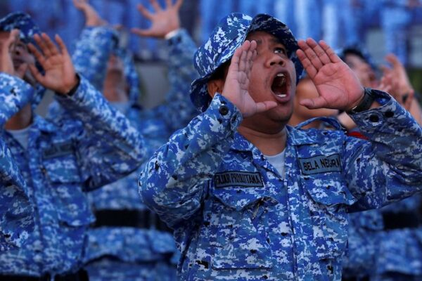 pelatihan senjata semi-militer