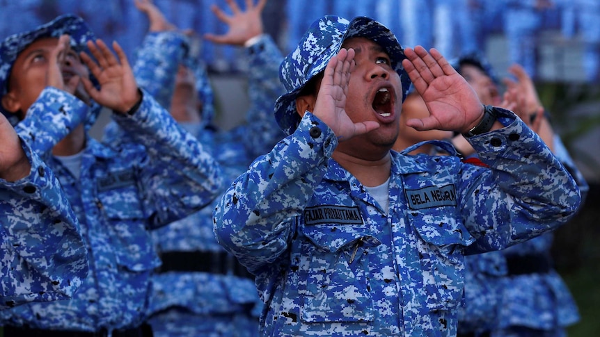 pelatihan senjata semi-militer