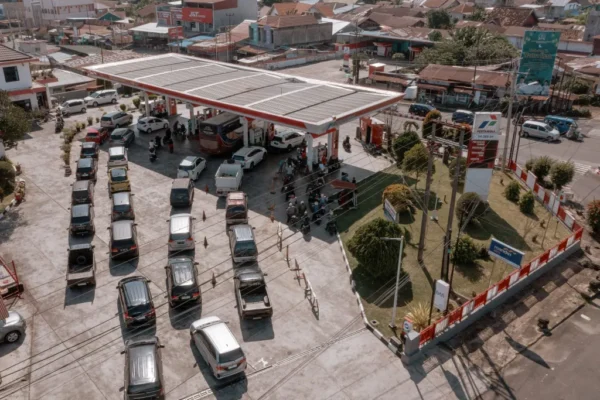 Airlangga Hartarto tersenyum lebar