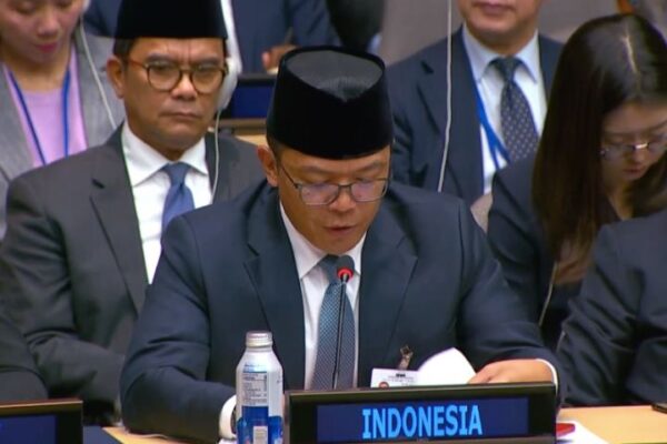 Menteri Luar Negeri Sugiono