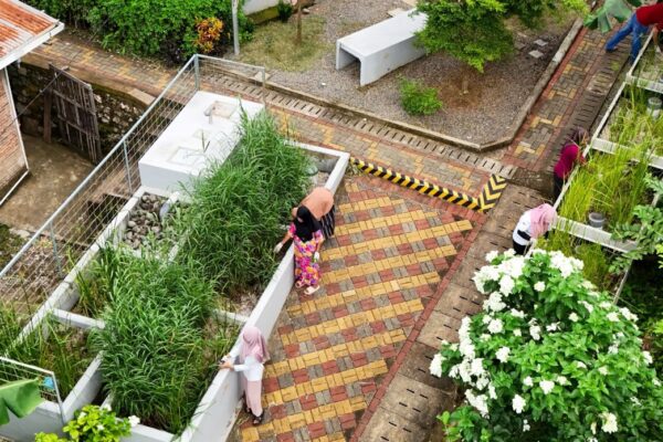 melangkah menyusuri jalan setapak