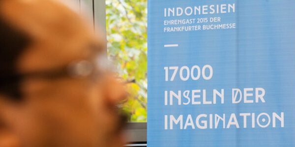 pembacaan puisi dengan seksama