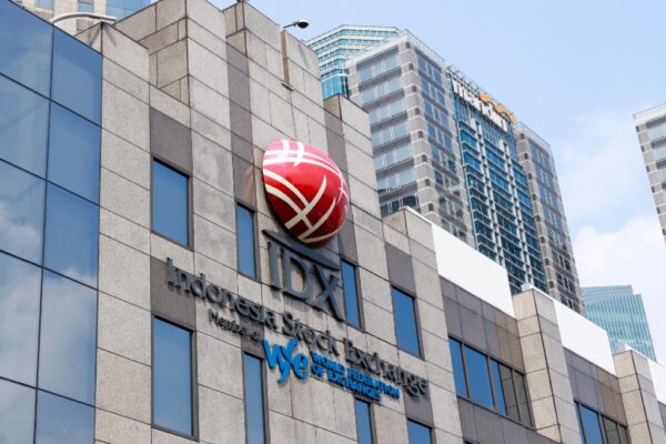 menurunkan outlook peringkat kredit